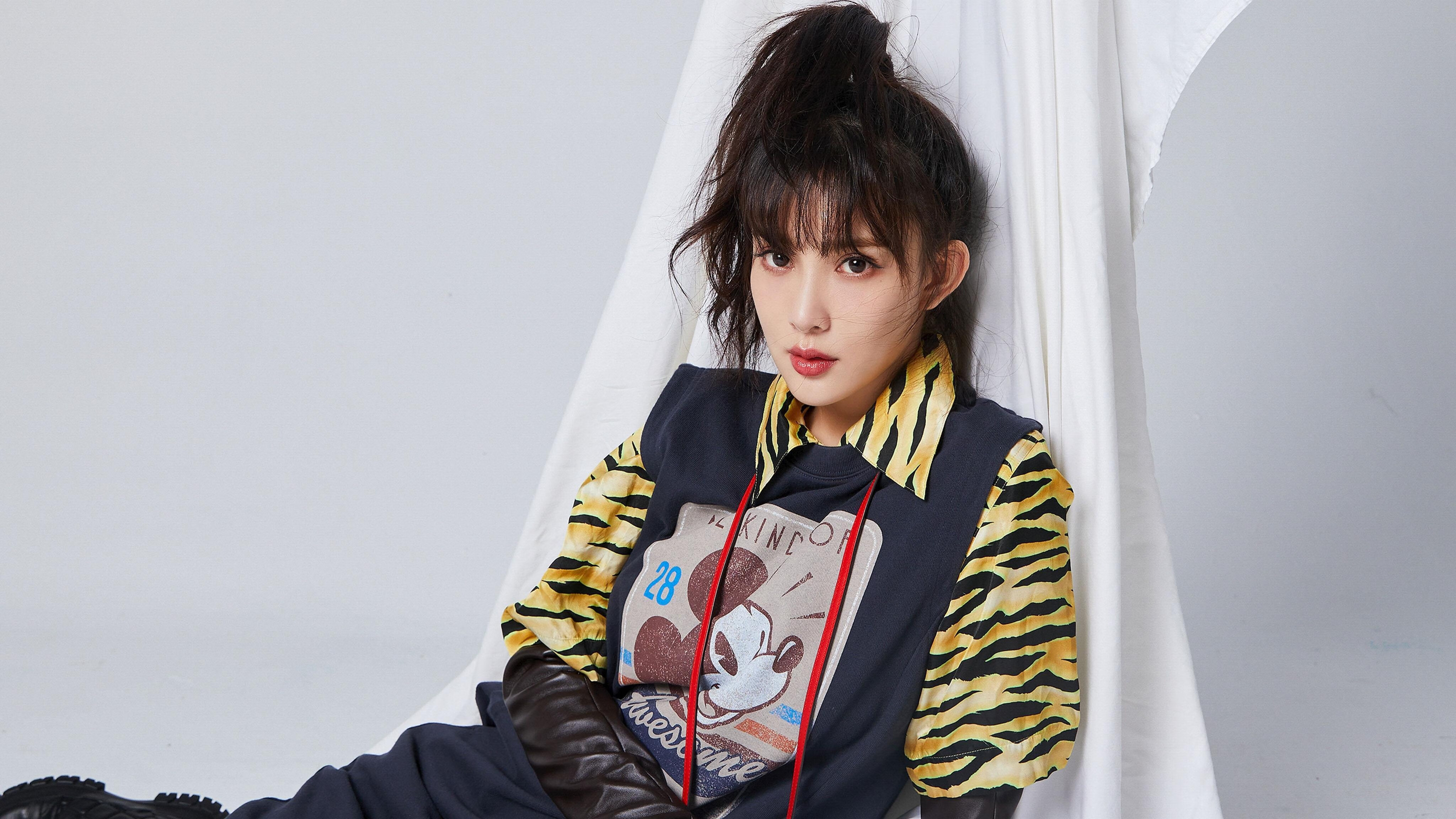 女子蝶泳划频节奏变化曲线对比图，女子蝶泳100
