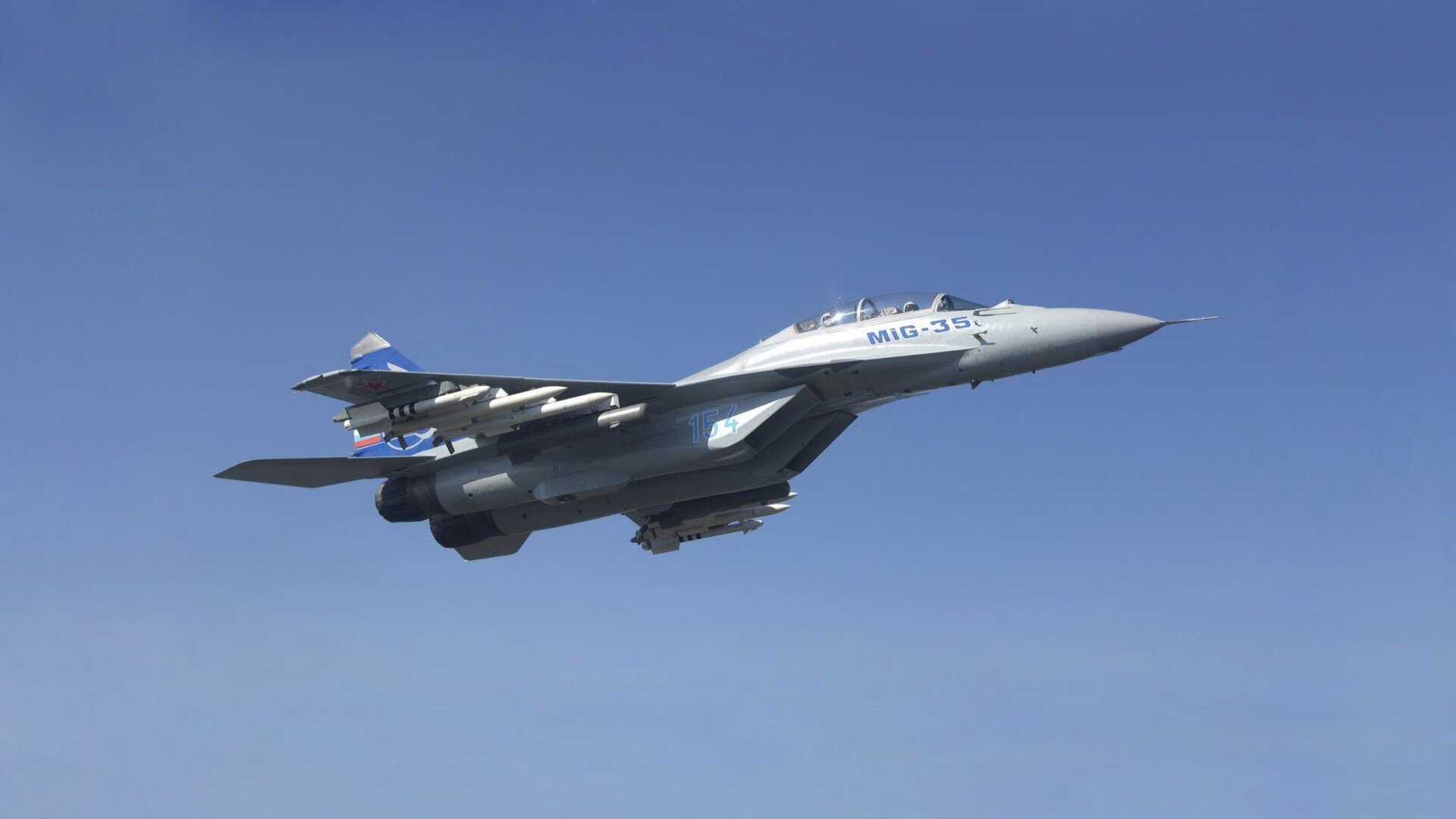 詹姆斯赛后与对手深情拥抱致敬,詹姆斯跟队友赛前做的动作